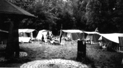 Zeltlager mit eigenen Hauszelten